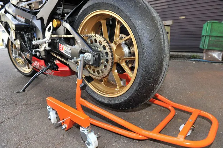 360度回転する5つのタイヤを装備